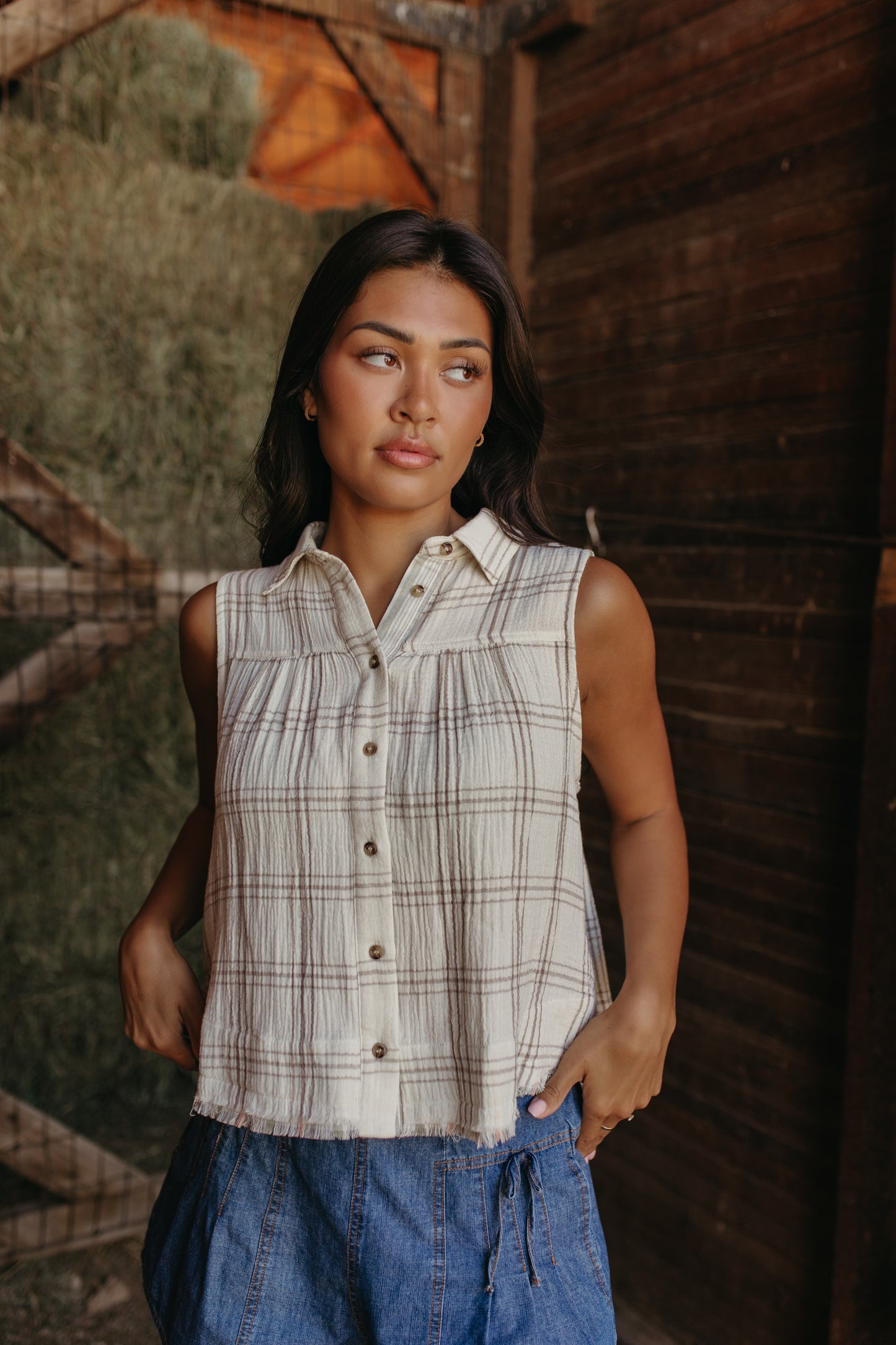 THE ISABEL PLAID SLEEVELESS TEXTURED TOP IN ASH GREY