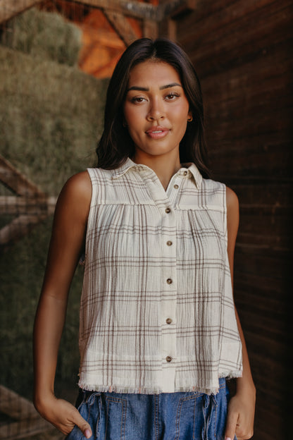 THE ISABEL PLAID SLEEVELESS TEXTURED TOP IN ASH GREY