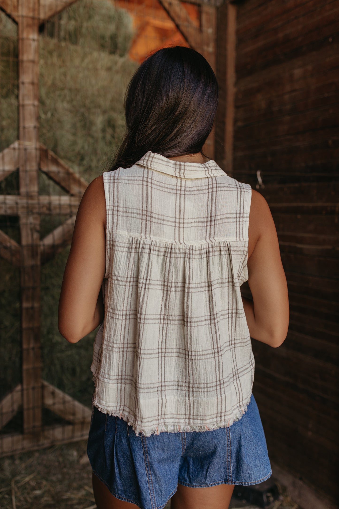 THE ISABEL PLAID SLEEVELESS TEXTURED TOP IN ASH GREY