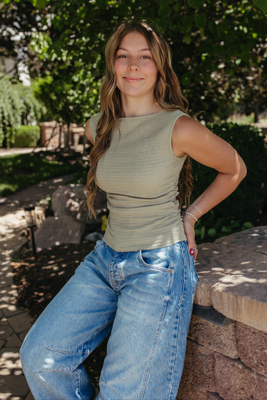 THE KAELI SLEEVELESS TEXTURED RUCHED TOP IN LIGHT OLIVE