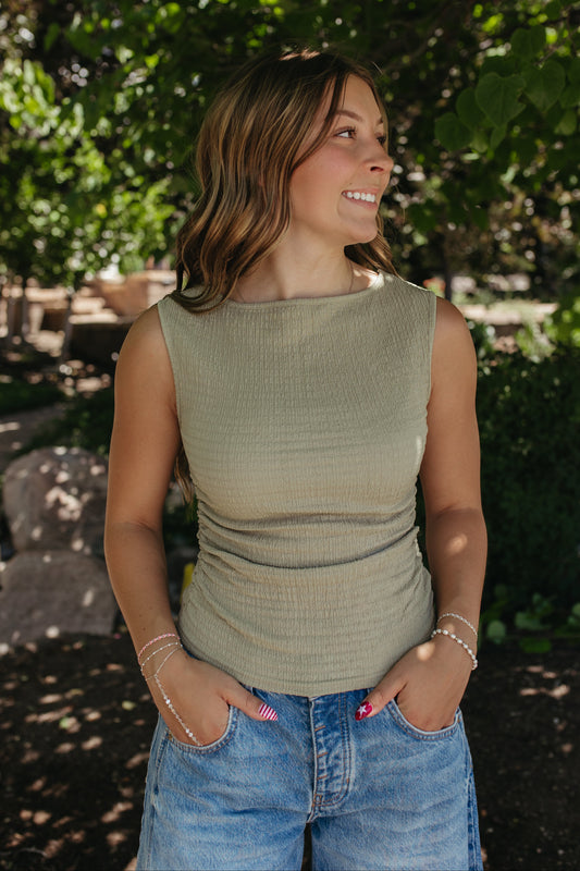 THE KAELI SLEEVELESS TEXTURED RUCHED TOP IN LIGHT OLIVE