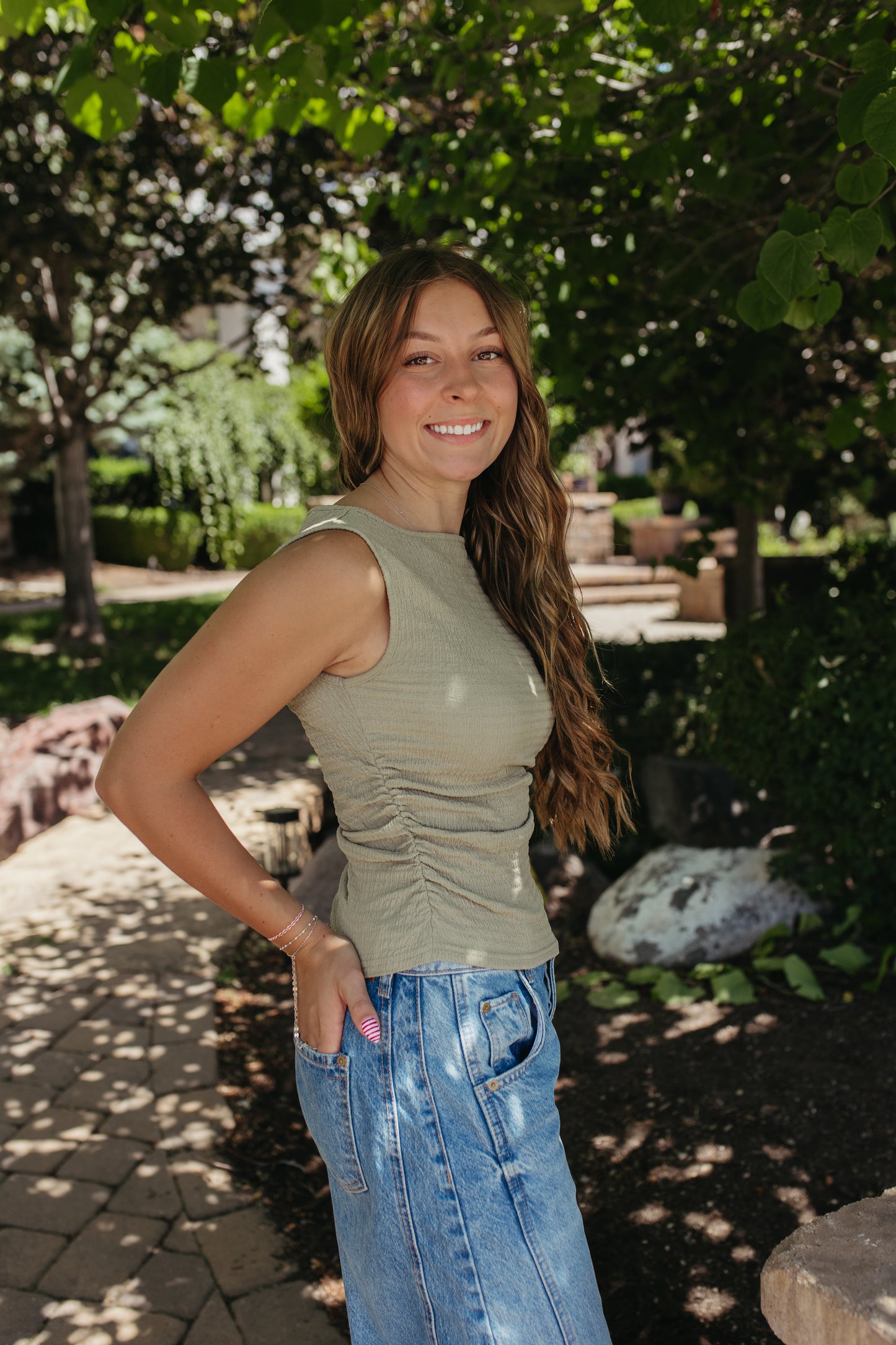 THE KAELI SLEEVELESS TEXTURED RUCHED TOP IN LIGHT OLIVE