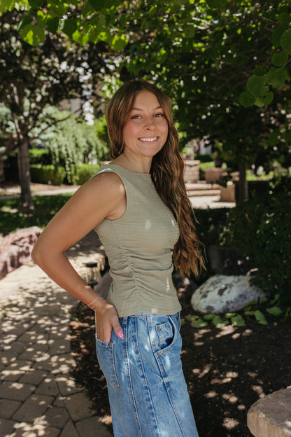THE KAELI SLEEVELESS TEXTURED RUCHED TOP IN LIGHT OLIVE