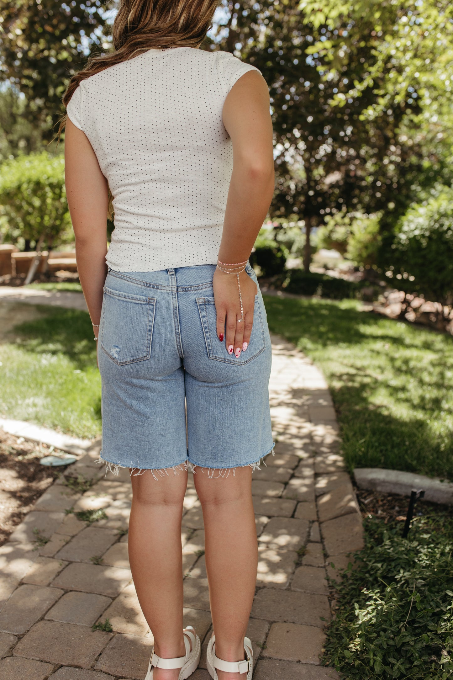 THE HENSLEY MID RISE LIGHT DENIM SHORTS
