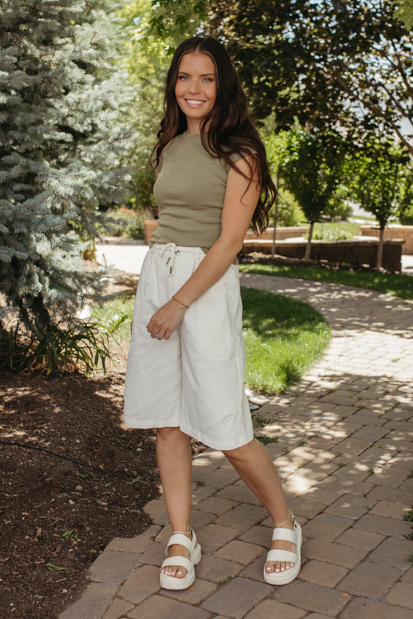 THE NOA EXPOSED SEAM SHORT SLEEVE TOP IN OLIVE