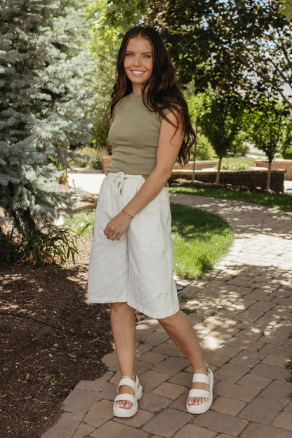 THE NOA EXPOSED SEAM SHORT SLEEVE TOP IN OLIVE