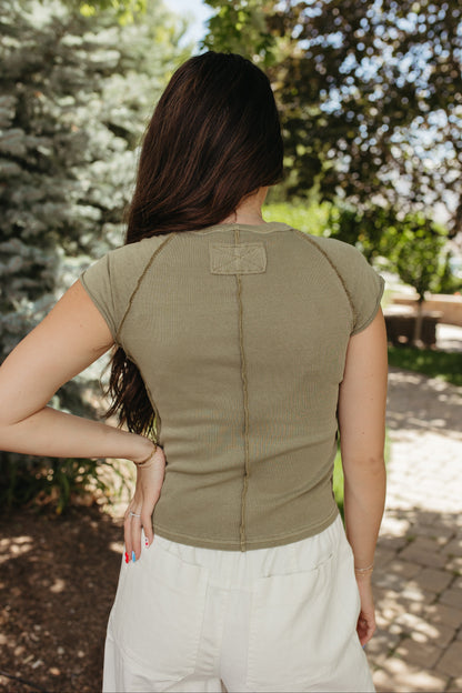 THE NOA EXPOSED SEAM SHORT SLEEVE TOP IN OLIVE