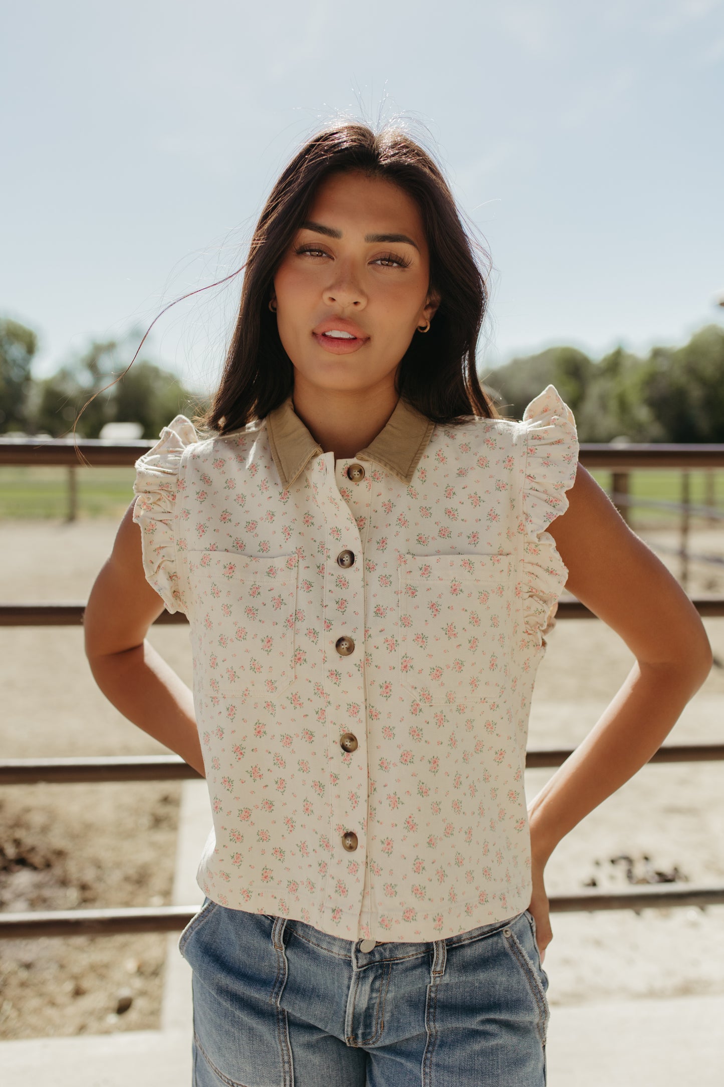 THE ELODIE FLORAL CONTRAST COLLAR RUFFLE SLEEVE TOP IN CAMEL