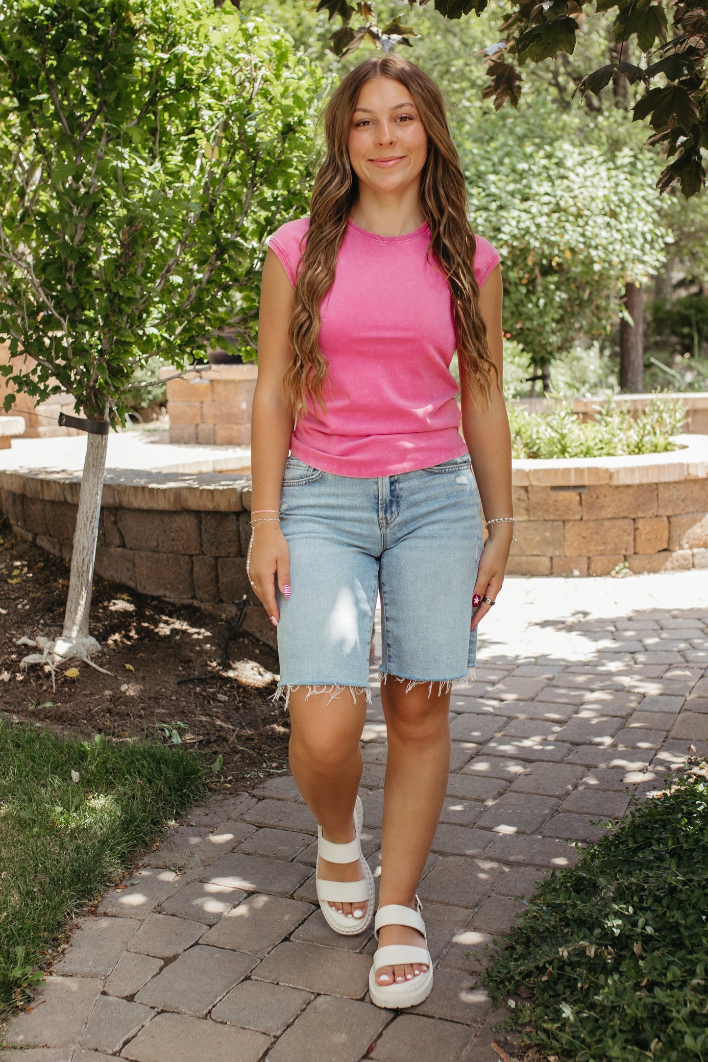 THE CADENCE CAP SLEEVE TOP IN FUCHSIA