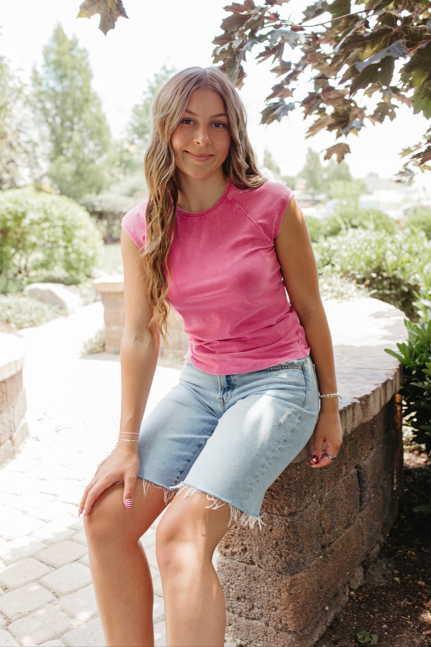 THE CADENCE CAP SLEEVE TOP IN FUCHSIA