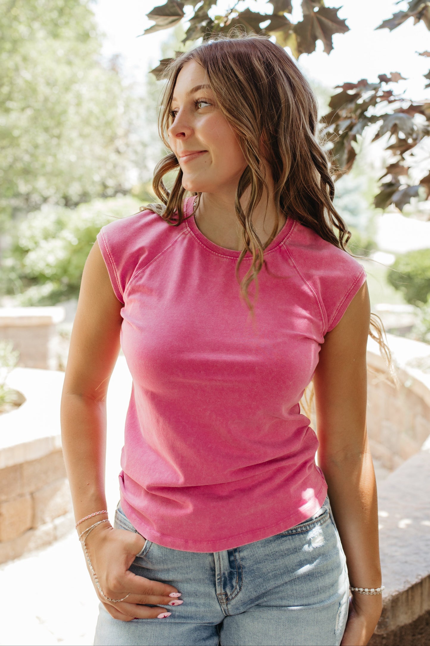 THE CADENCE CAP SLEEVE TOP IN FUCHSIA