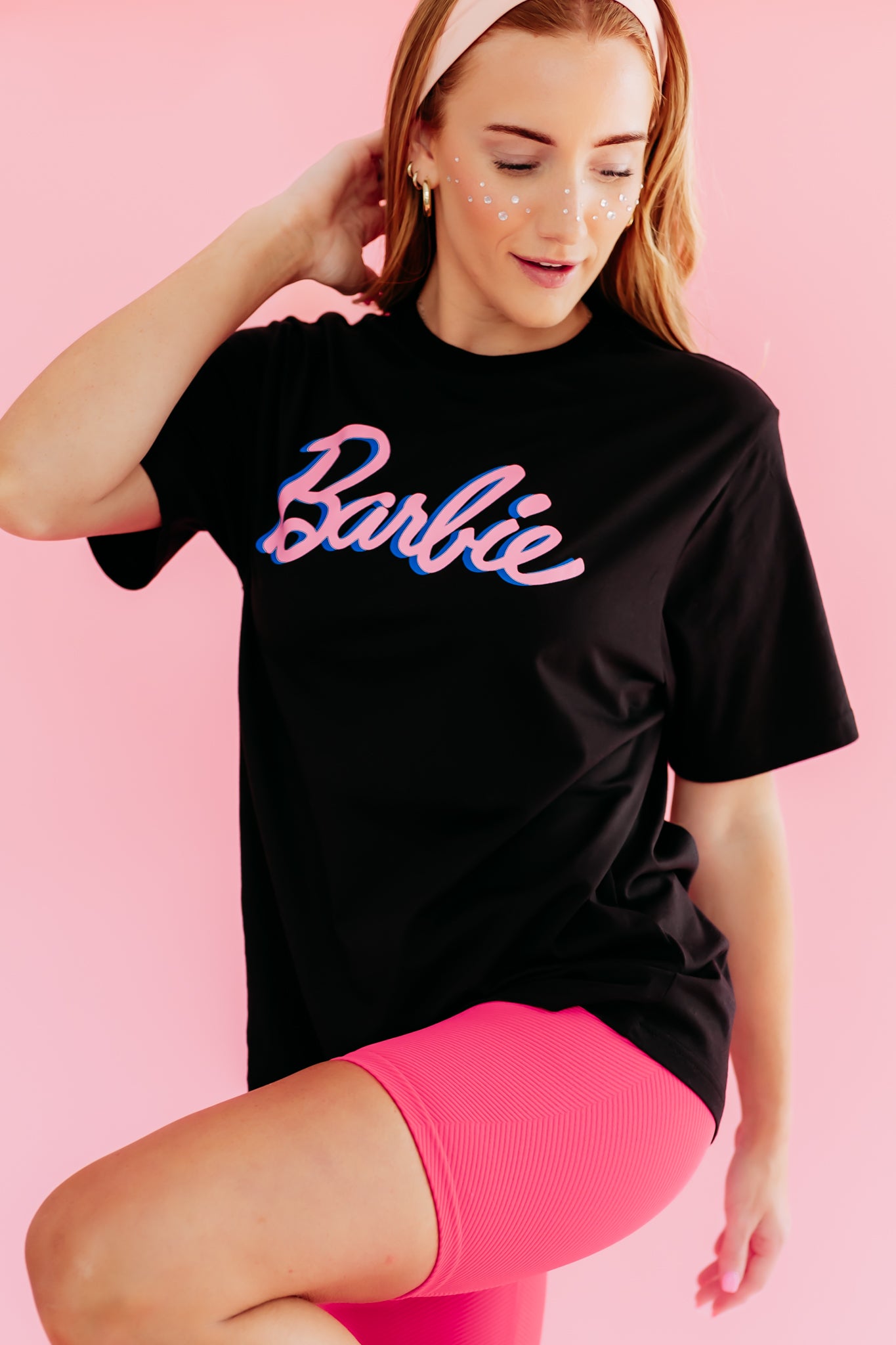 THE BARBIE SIGNATURE GRAPHIC TEE IN BLACK Pink Desert