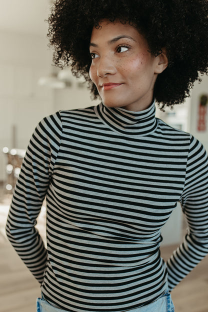 THE SHAYLA LONG SLEEVE TOP IN HEATHER GRAY