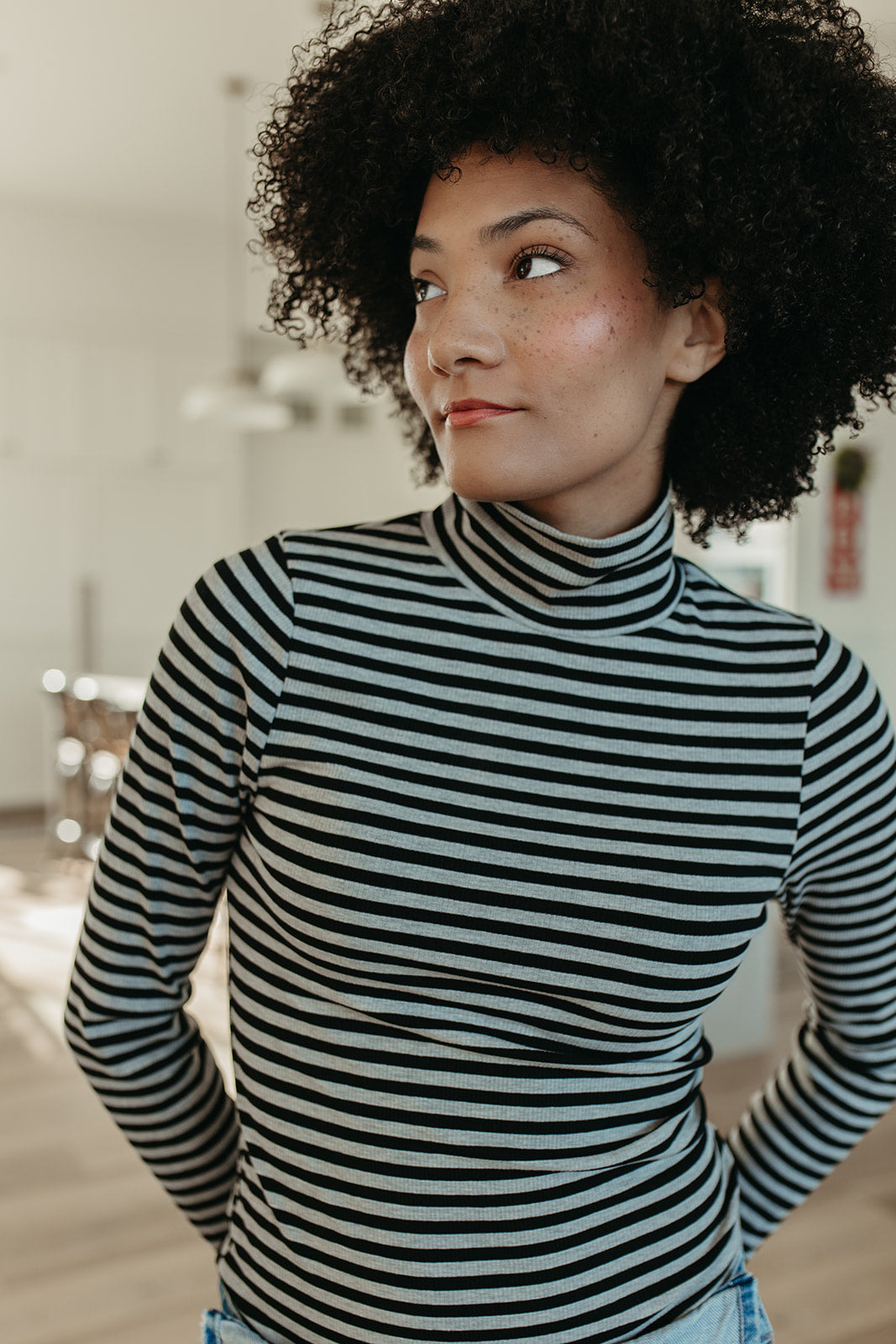 THE SHAYLA LONG SLEEVE TOP IN HEATHER GRAY