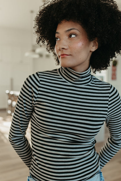 THE SHAYLA LONG SLEEVE TOP IN HEATHER GRAY