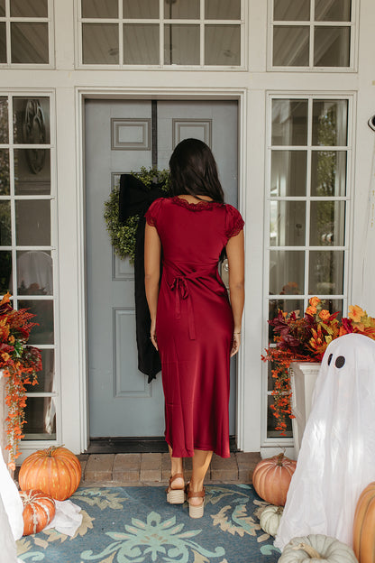 THE DELPHINE MIDI PUFF SLEEVE LACE TRIM DRESS IN BURGUNDY