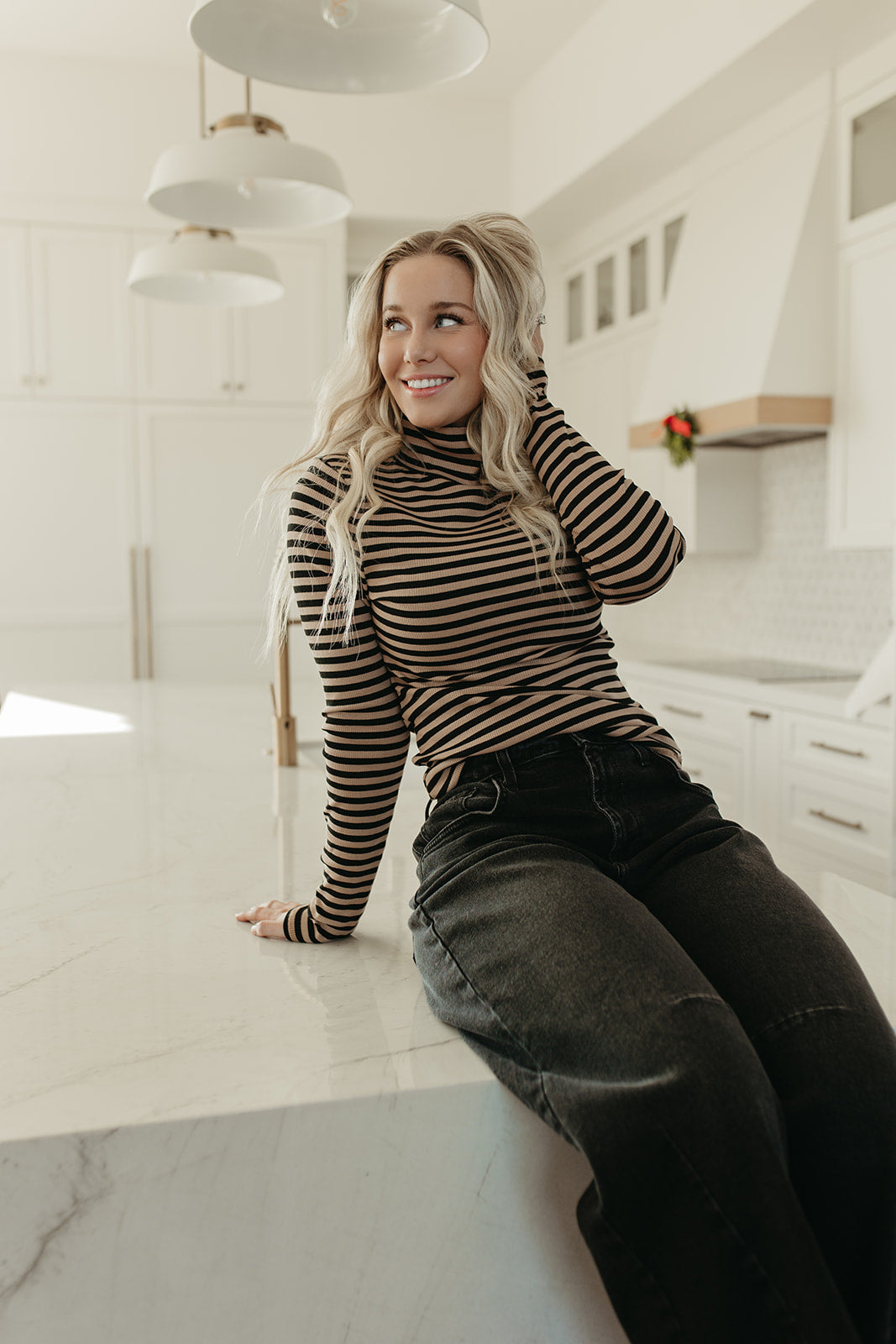 THE SHAYLA LONG SLEEVE TOP IN TAUPE