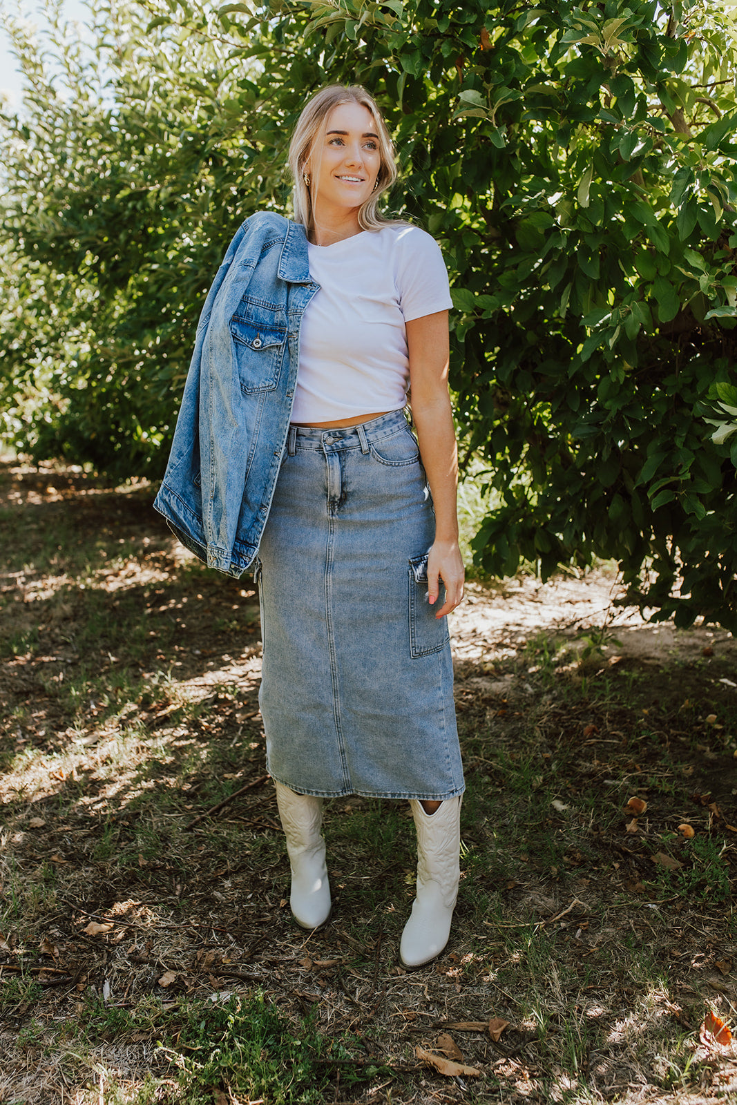 Long denim skirt outfits for spring 2023 | Stylight