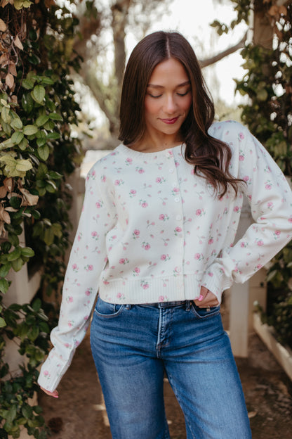 THE SARIAH FLORAL PRINT CARDIGAN SWEATER IN BLUSH