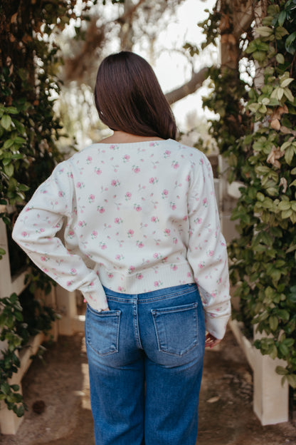 THE SARIAH FLORAL PRINT CARDIGAN SWEATER IN BLUSH