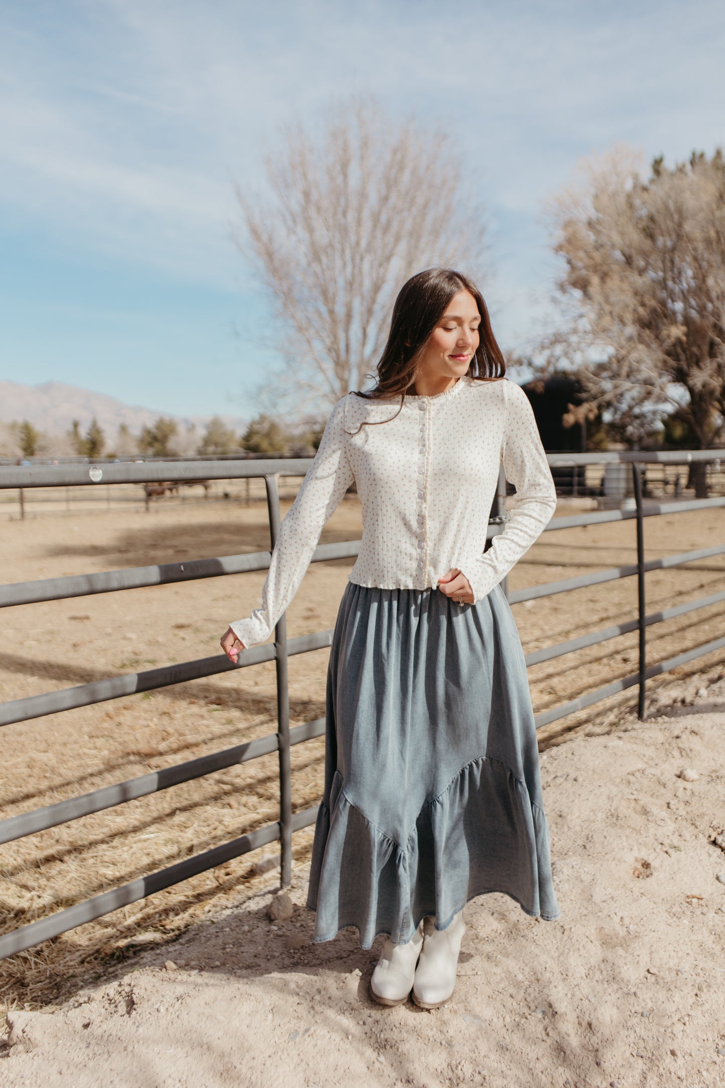 THE FINLEY FLORAL TOP IN CREAM