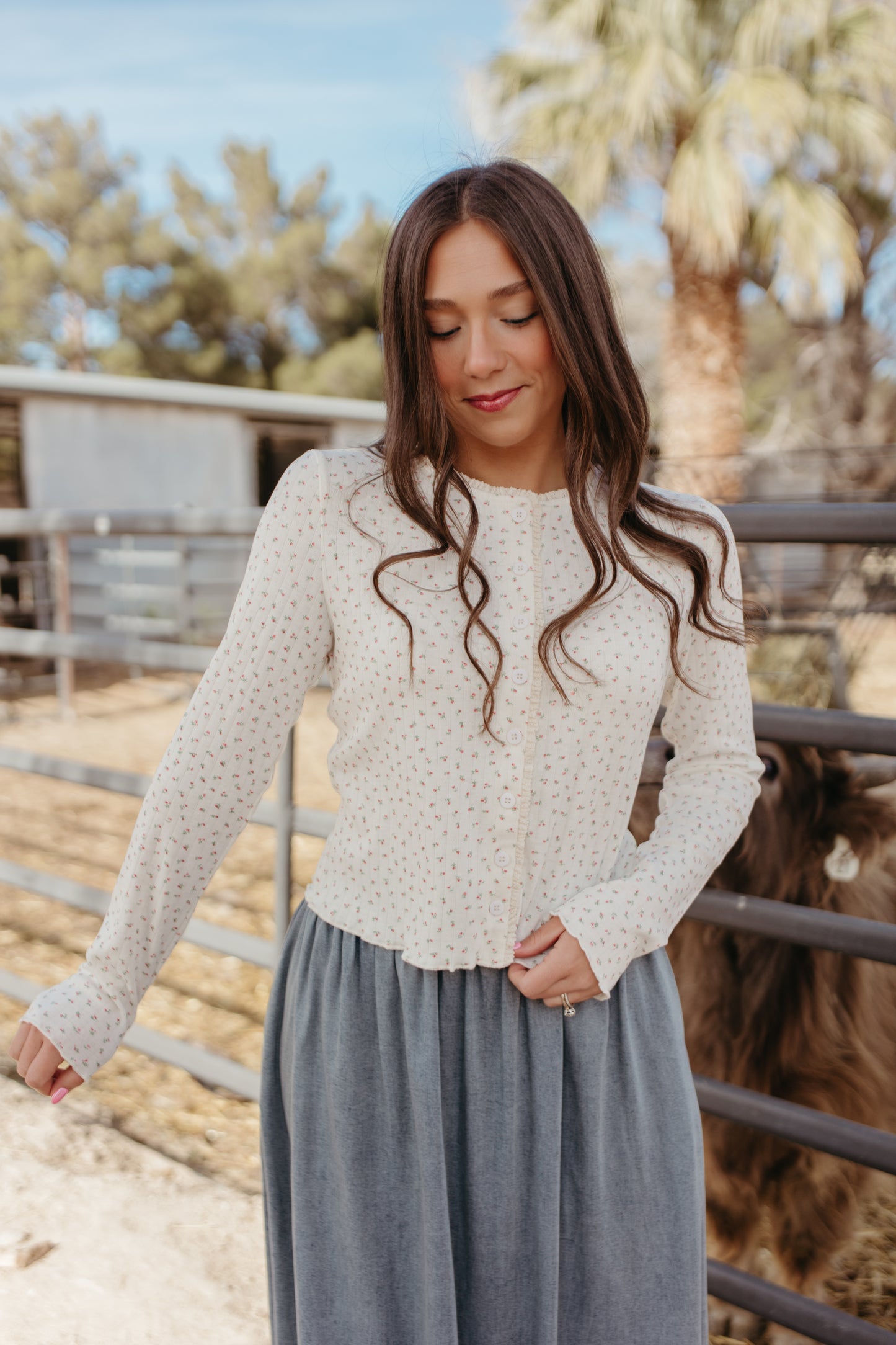 THE FINLEY FLORAL TOP IN CREAM
