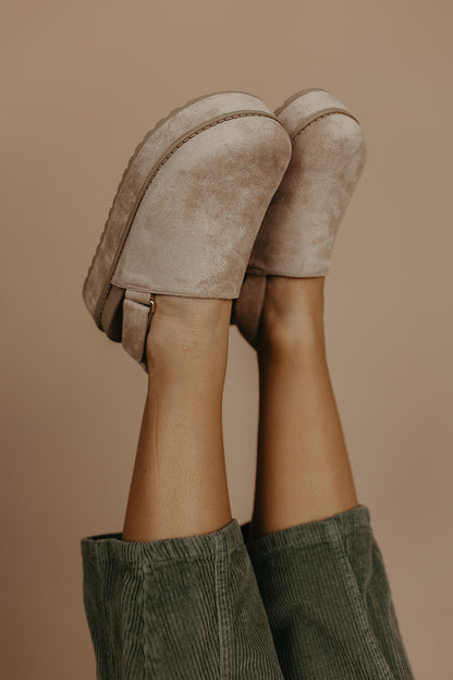 THE CANDEE SLINGBACK CLOG IN BEIGE