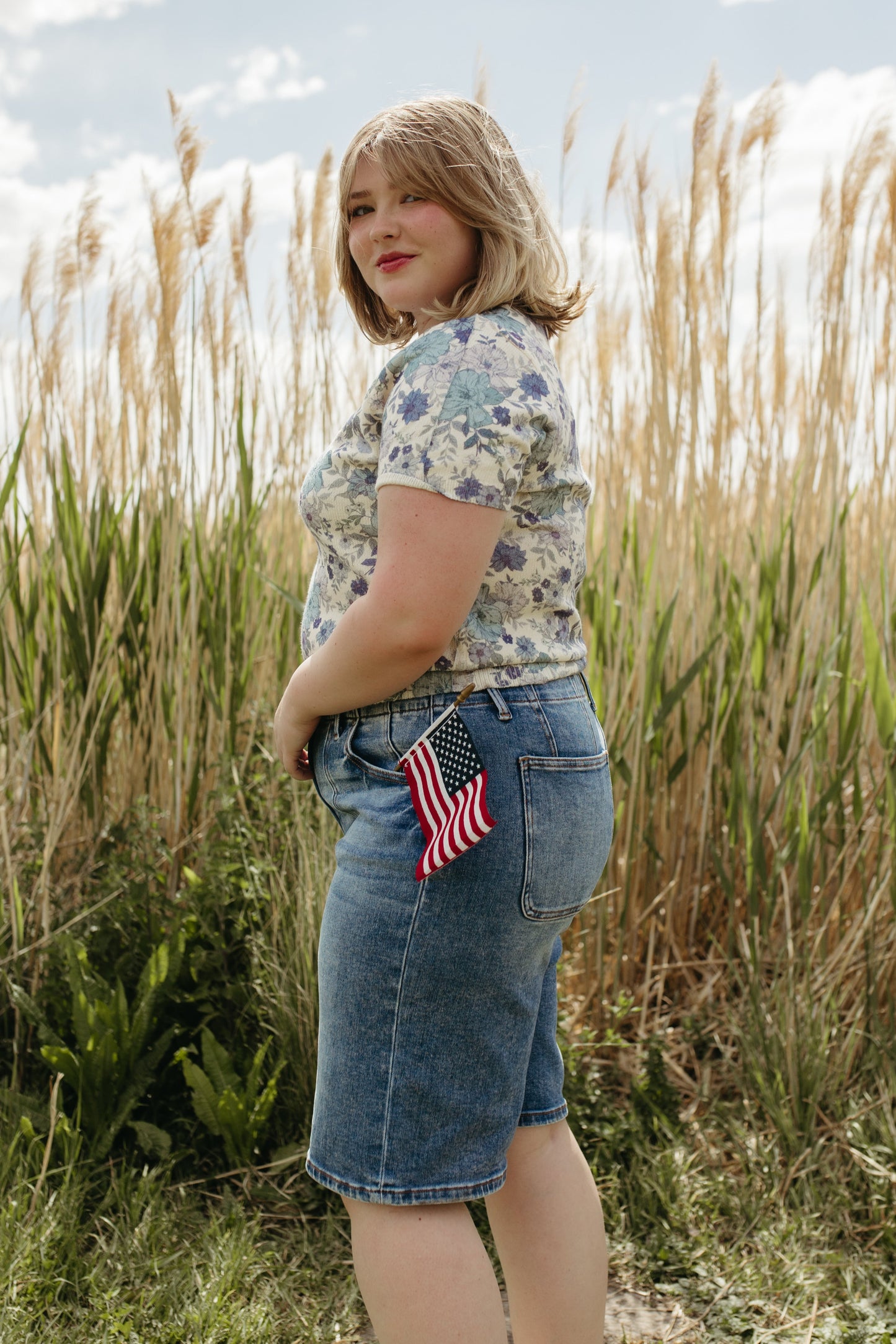 THE OLIVE SLOUCHY BERMUDA SHORTS IN MEDIUM WASH