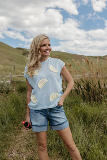 THE SAVITRI ROUND NECK LEMON TOP IN LIGHT BLUE