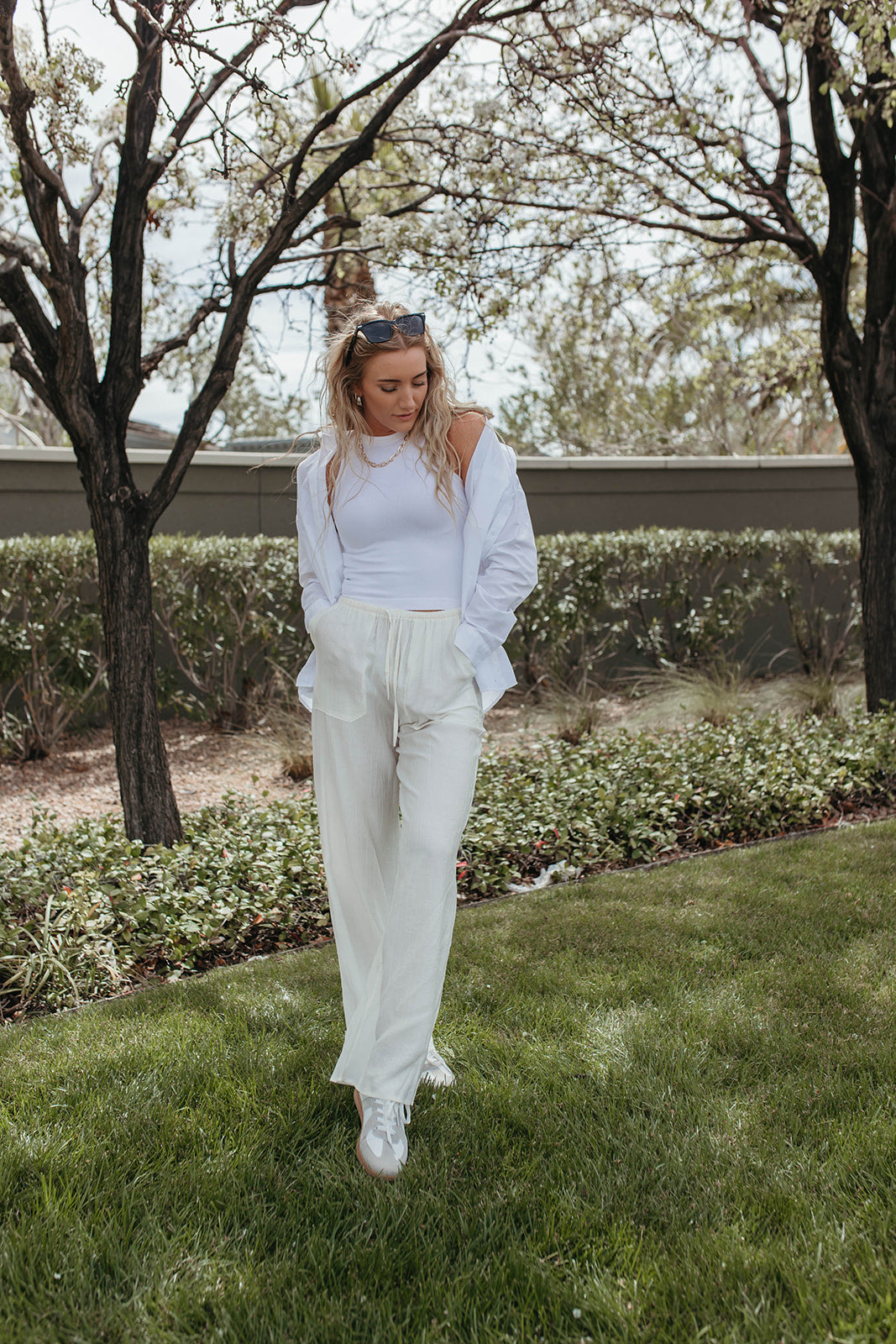 THE CORA LINEN WIDE LEG PANTS IN IVORY