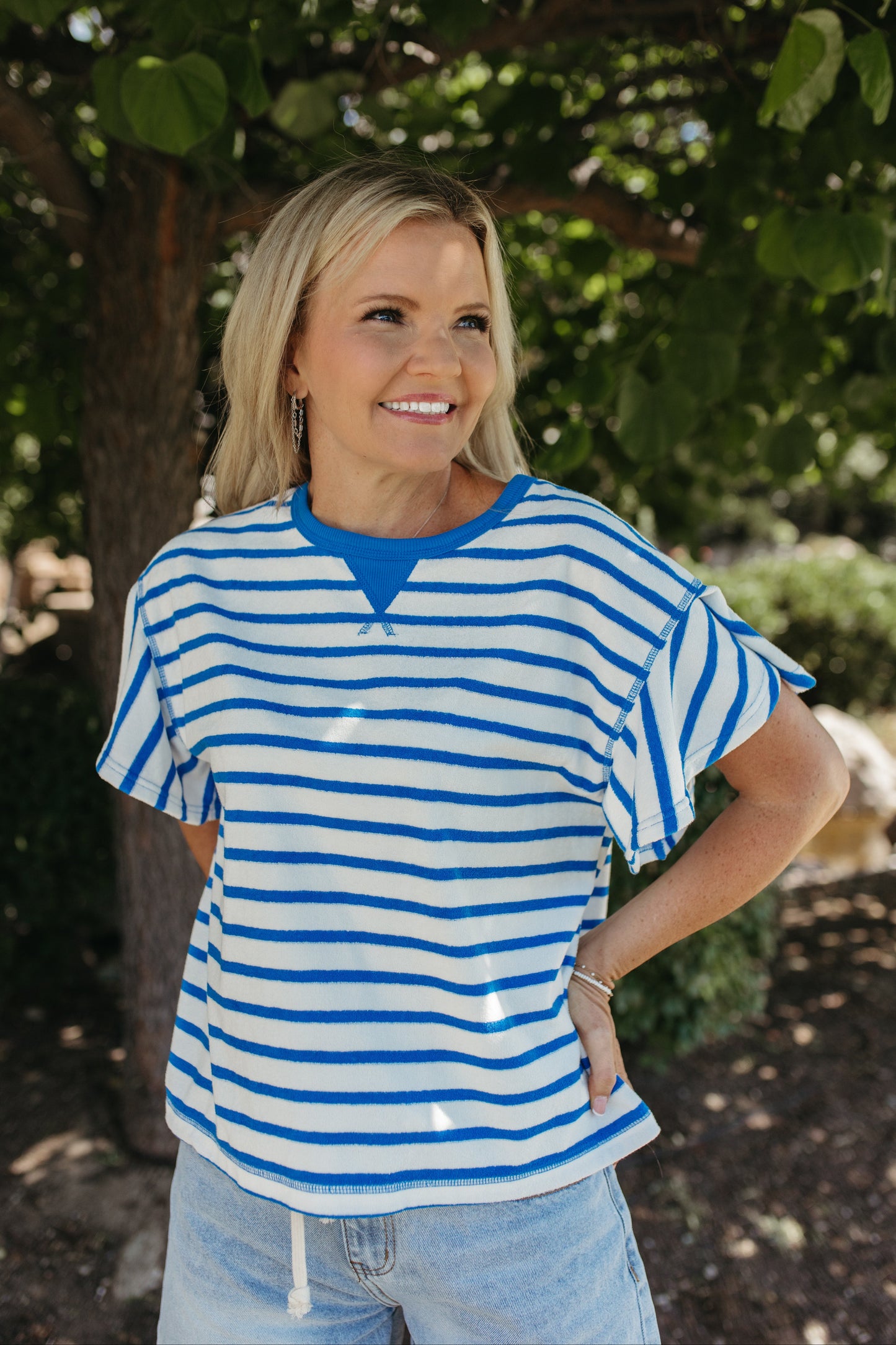 THE ZELLA RUFFLE SLEEVE STRIPE KNIT TOP IN BLUE/WHITE