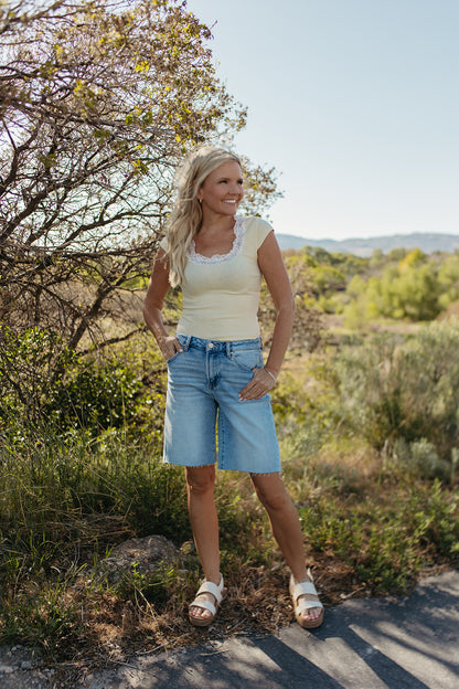 THE EVERLY LACE TEE IN YELLOW