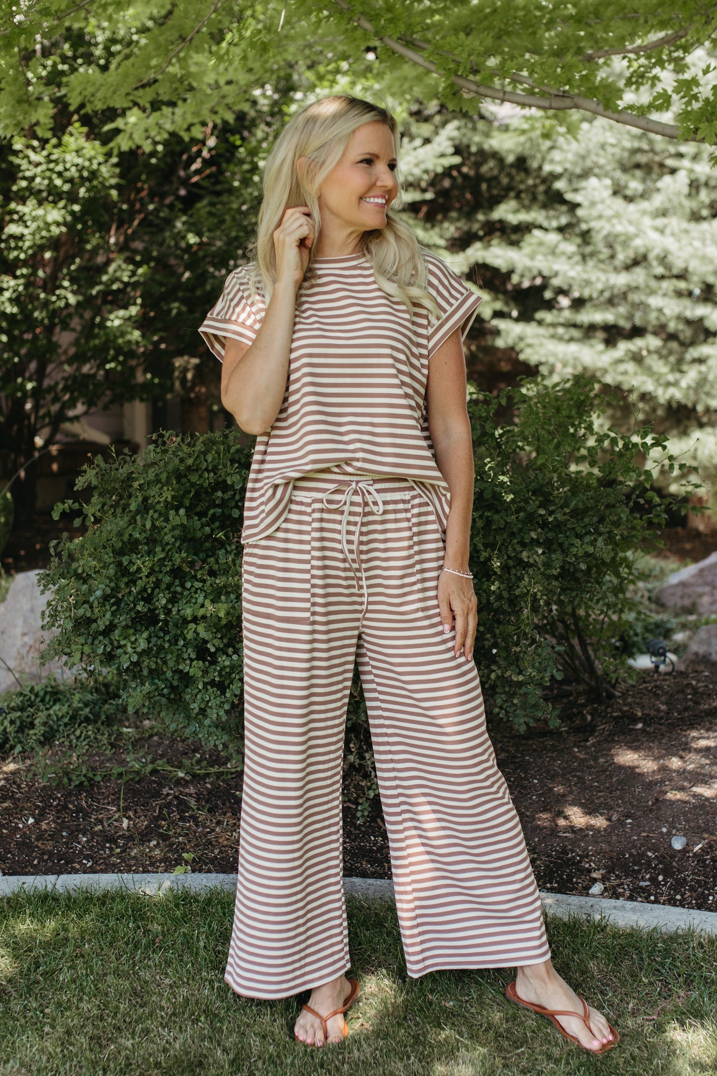 THE TAYLEE STRIPED RIBBED SET IN CREAM/BROWN