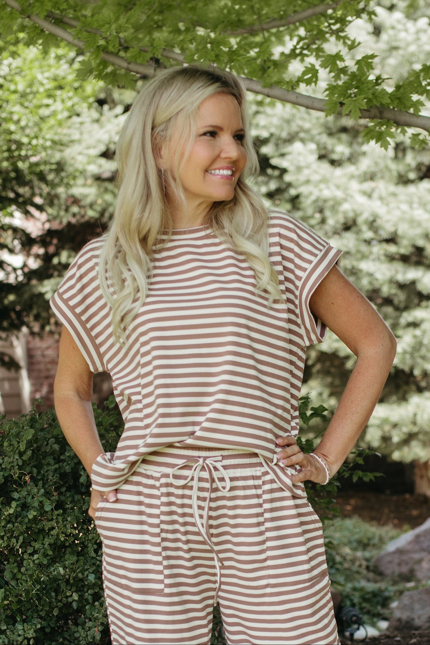 THE TAYLEE STRIPED RIBBED SET IN CREAM/BROWN
