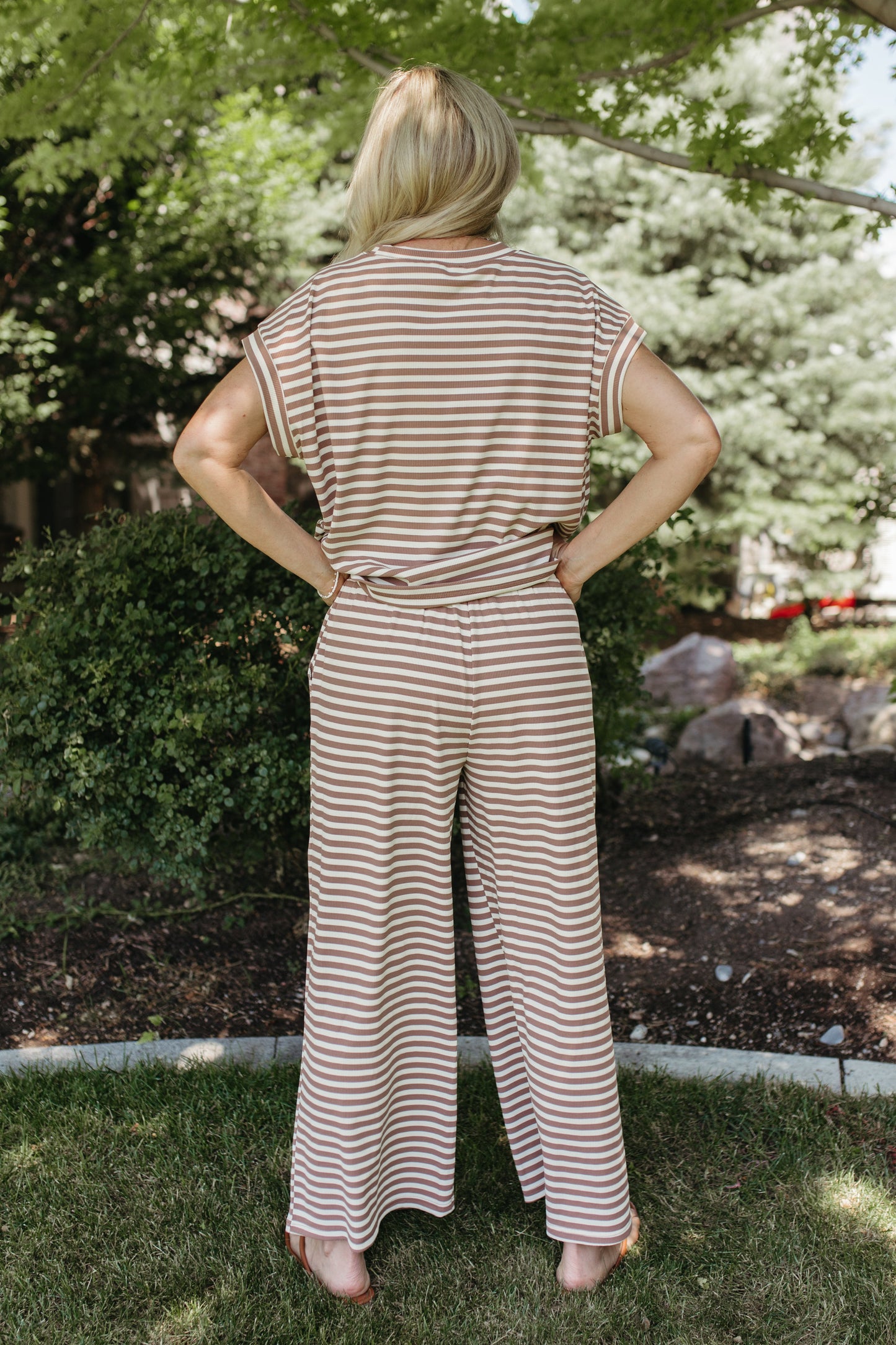 THE TAYLEE STRIPED RIBBED SET IN CREAM/BROWN