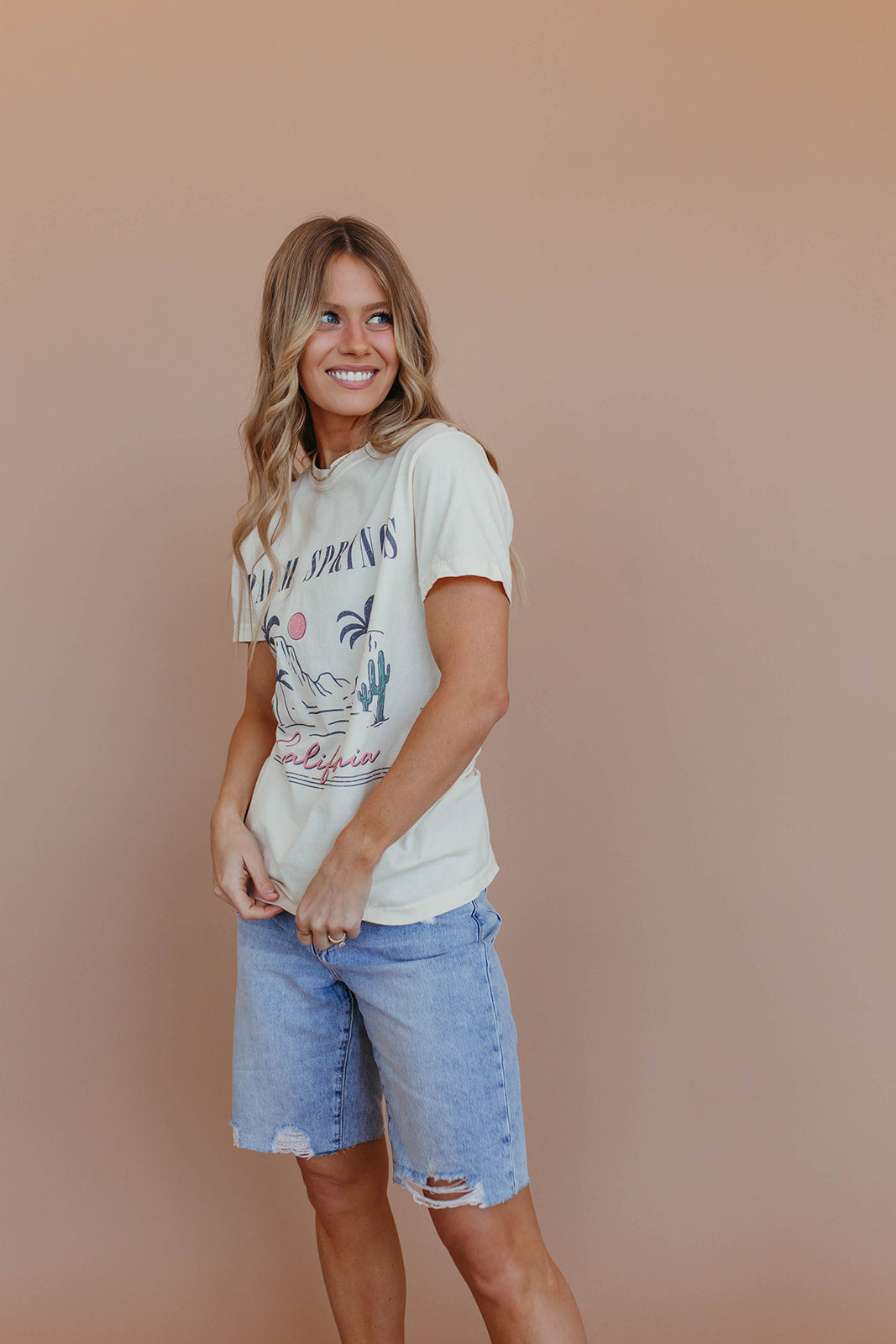 THE PALM SPRINGS GRAPHIC TEE IN IVORY