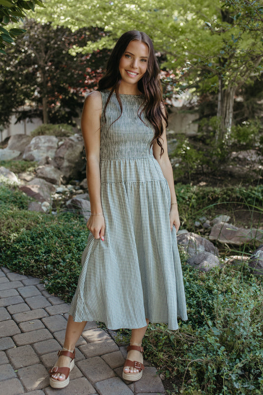 THE PARKER GINGHAM TIERED SLEEVELESS DRESS IN HUNTER GREEN