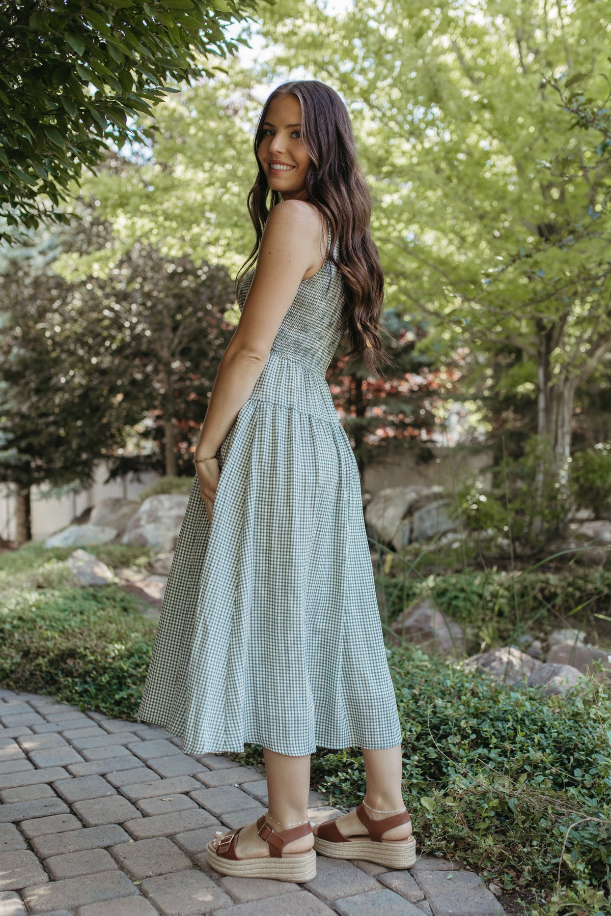 THE PARKER GINGHAM TIERED SLEEVELESS DRESS IN HUNTER GREEN