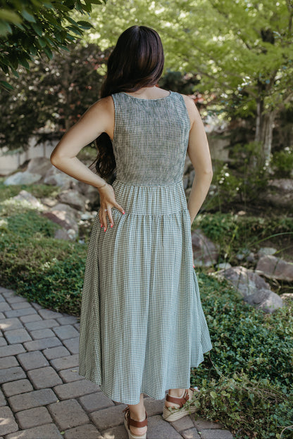 THE PARKER GINGHAM TIERED SLEEVELESS DRESS IN HUNTER GREEN