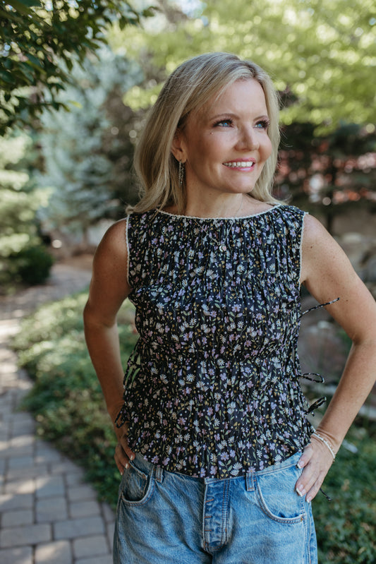 THE HAYDEN FLORAL SLEEVELESS SMOCKED BLOUSE IN BLACK