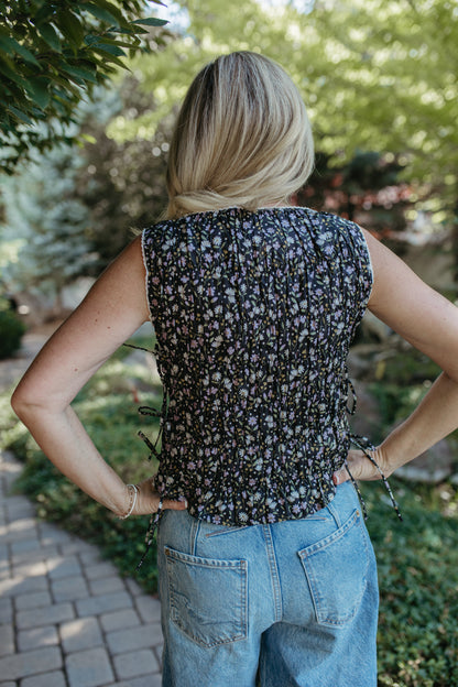 THE HAYDEN FLORAL SLEEVELESS SMOCKED BLOUSE IN BLACK