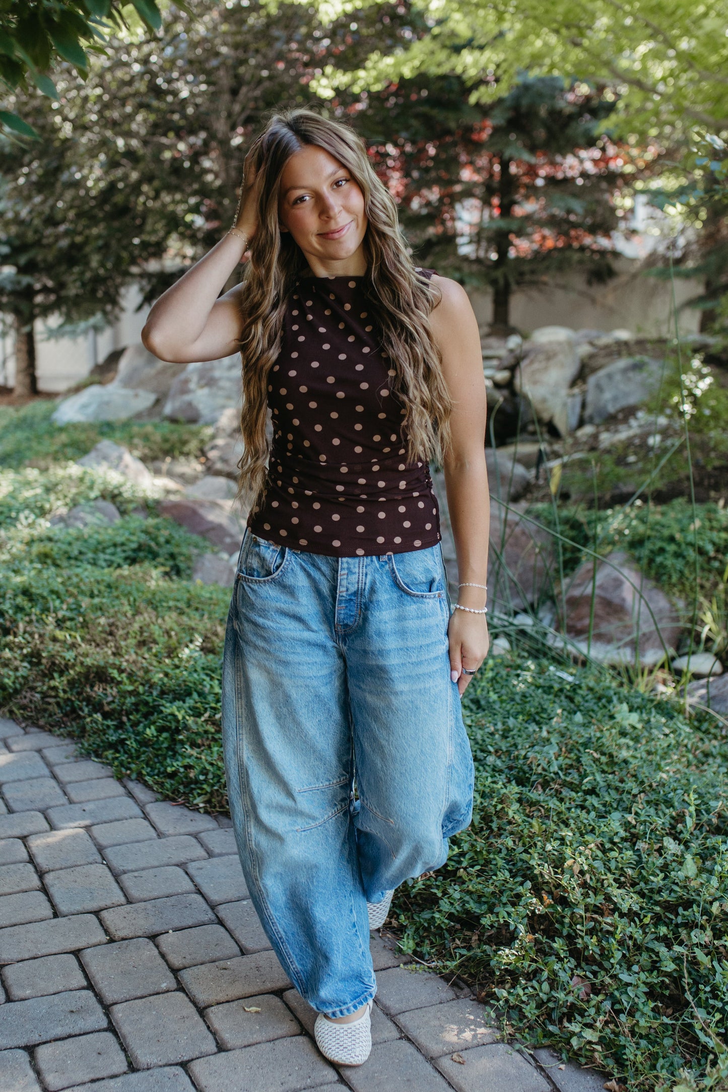 THE AINARA POLKA DOT SLEEVELESS KNIT TOP IN DARK BROWN