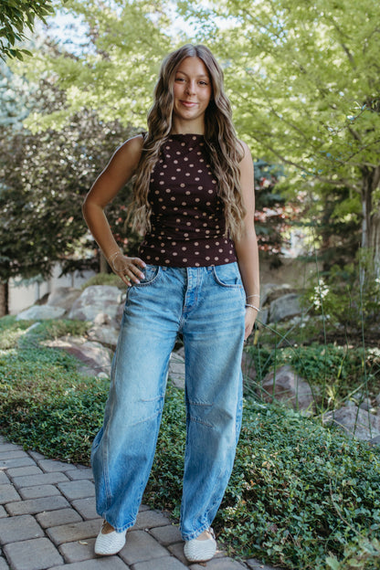 THE AINARA POLKA DOT SLEEVELESS KNIT TOP IN DARK BROWN