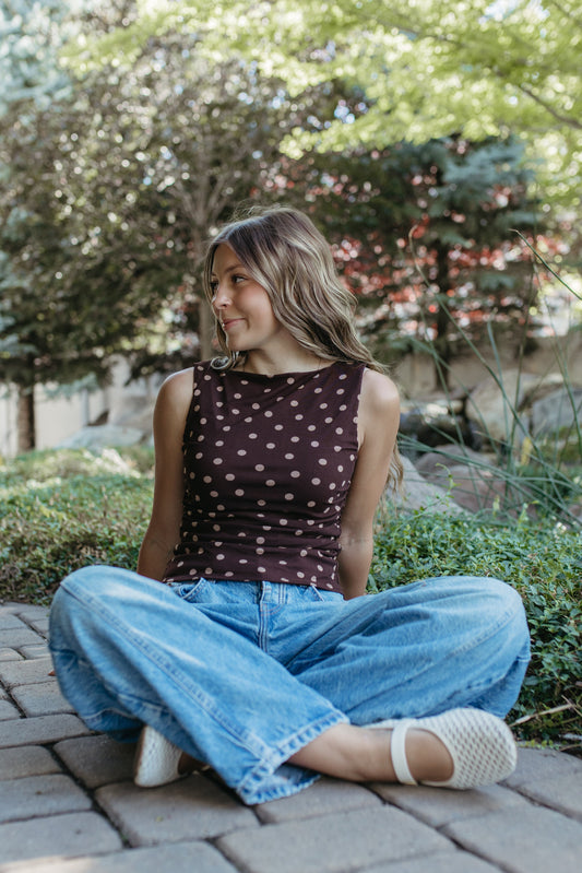 THE AINARA POLKA DOT SLEEVELESS KNIT TOP IN DARK BROWN