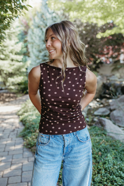 THE AINARA POLKA DOT SLEEVELESS KNIT TOP IN DARK BROWN