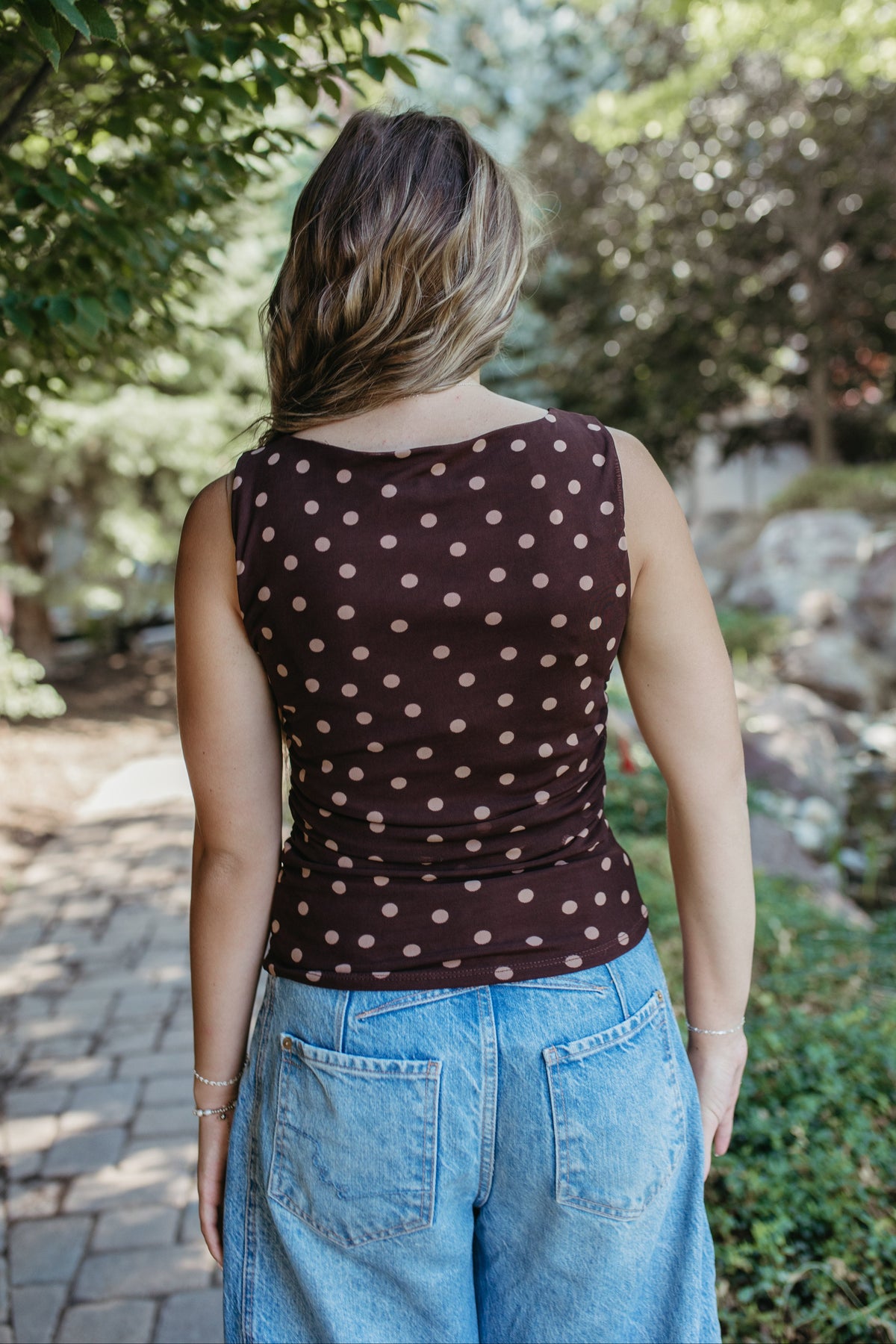 THE AINARA POLKA DOT SLEEVELESS KNIT TOP IN DARK BROWN