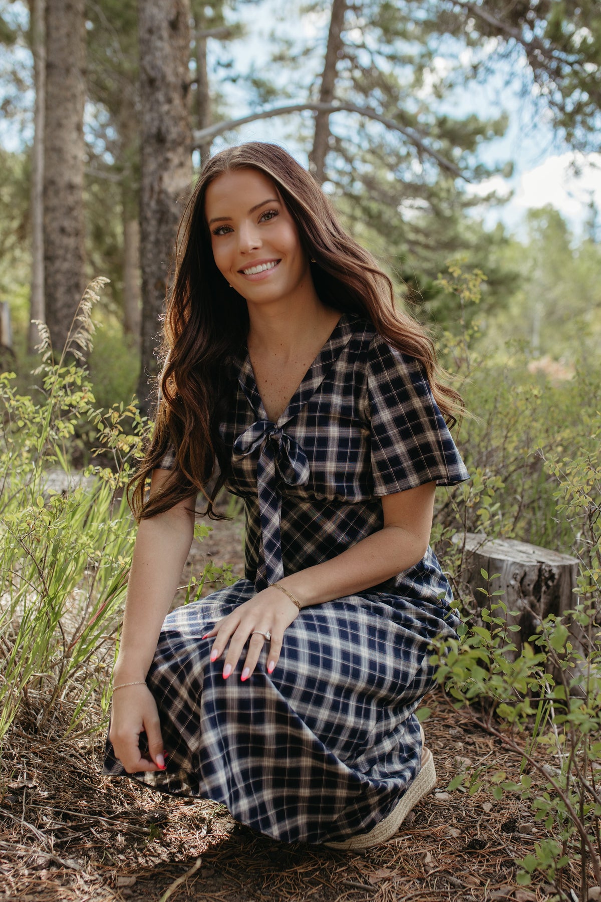 THE IVY PLAID MIDI V-NECK DRESS IN NAVY