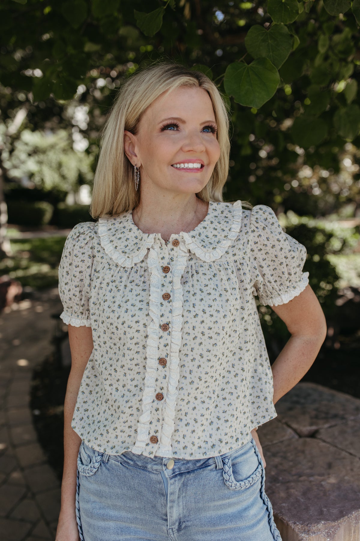 THE MIRANDA FLORAL PUFF SLEEVE RUFFLED BLOUSE IN TAUPE