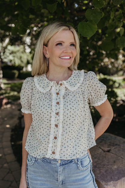 THE MIRANDA FLORAL PUFF SLEEVE RUFFLED BLOUSE IN TAUPE