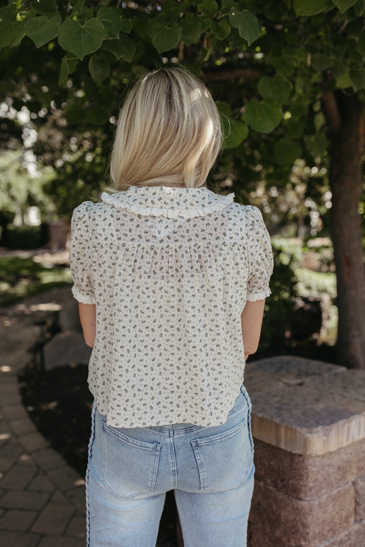 THE MIRANDA FLORAL PUFF SLEEVE RUFFLED BLOUSE IN TAUPE